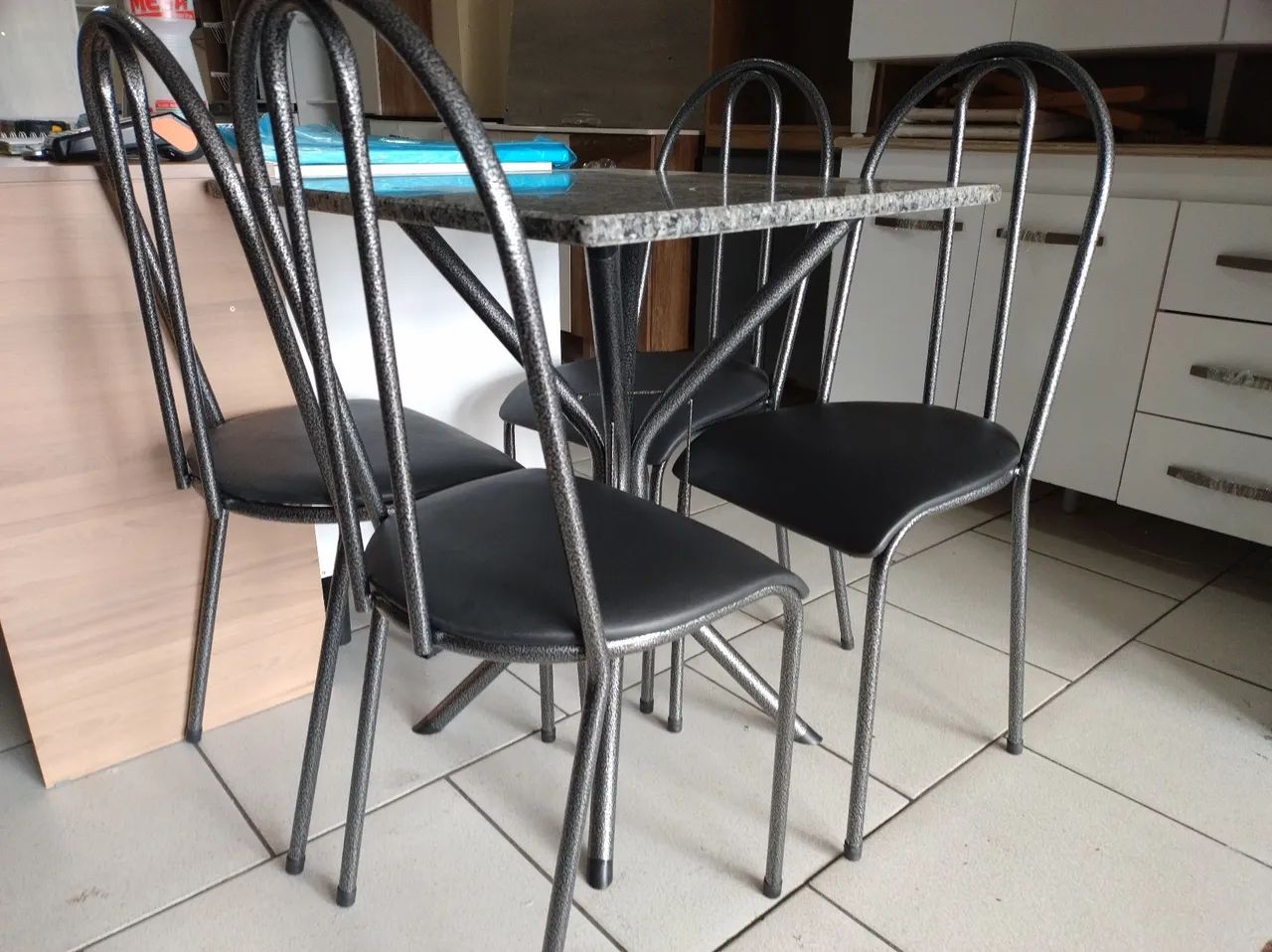 Mesa de Jantar em Granito com 4 Cadeiras novas 