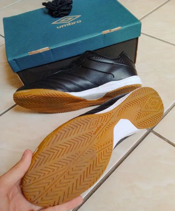 Chuteira de Futsal Umbro Tocco III Versão Premier Tamanho 43 - Foto 2