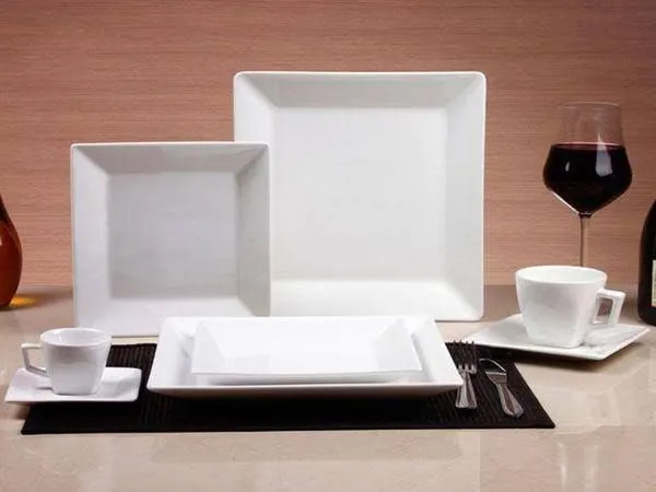 Louças de Porcelana Pratos e Xícaras com pires.