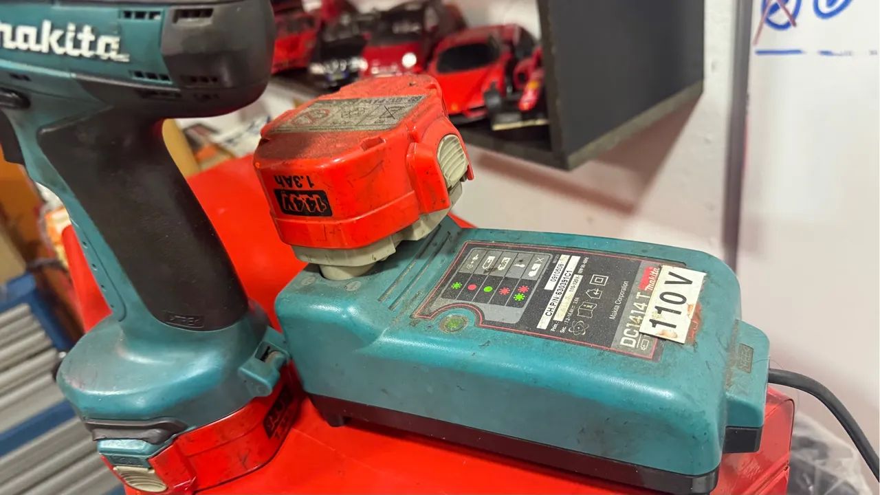 Furadeira makita sem fio com 2 baterias e carregador (dewalt, bosch, stanley)