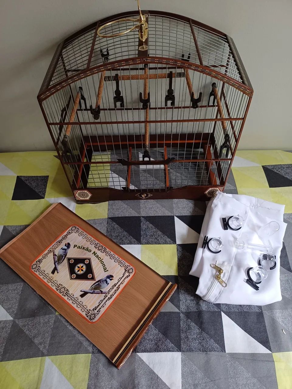 Gaiola para pássaros em madeira 300 reais tratar com tonhao *. - Foto 2