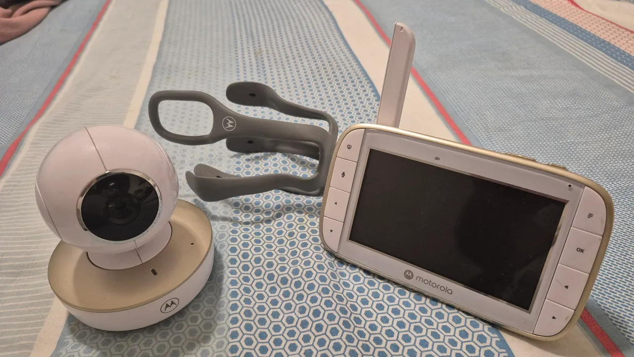Babá eletrônica Motorola com Wi-Fi dedicado em perfeito estado com câmera e monitor 5"