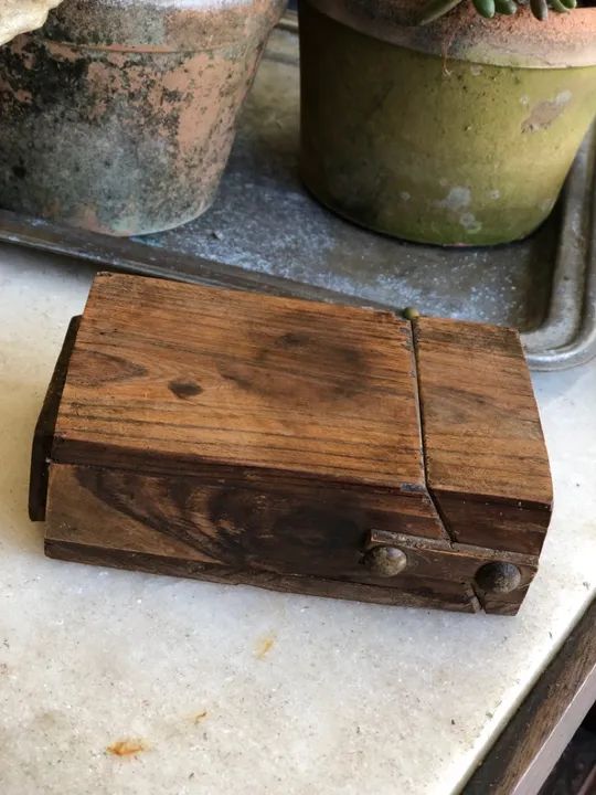 Antigo é raro porta maço de cigarros de madeira.