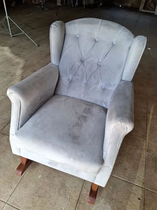 Poltrona de amamentação com balanço marca "Grão de gente"cinza claro