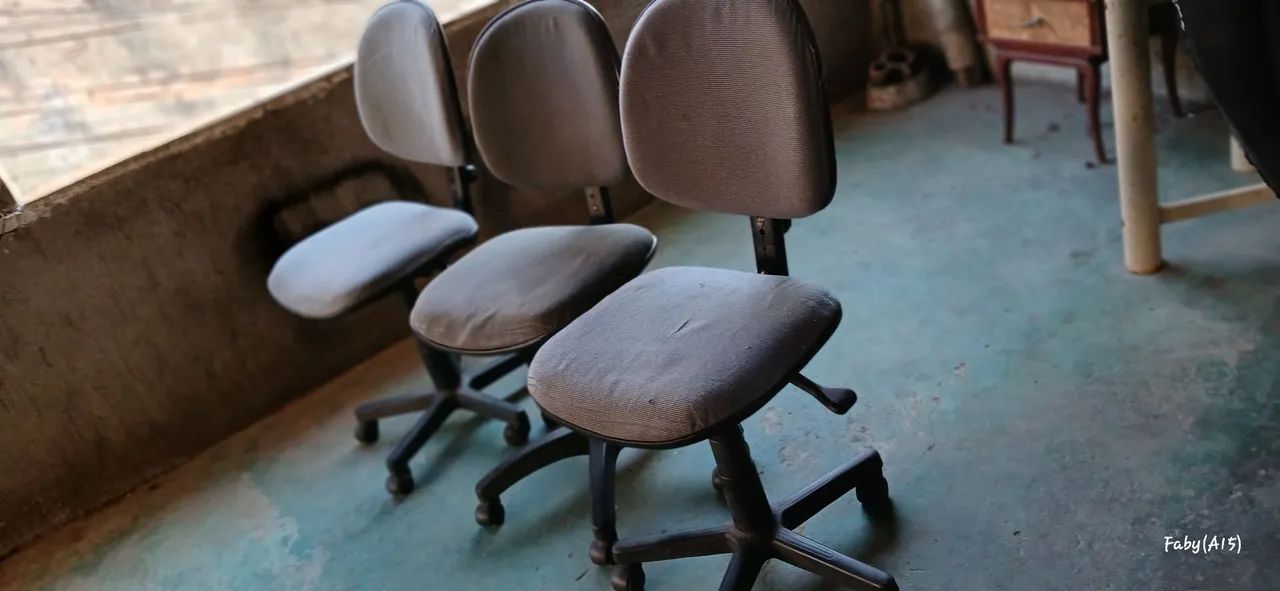 Cadeiras de escritório sem braço Giratórias com rodinhas,$130 cada uma - Foto 6