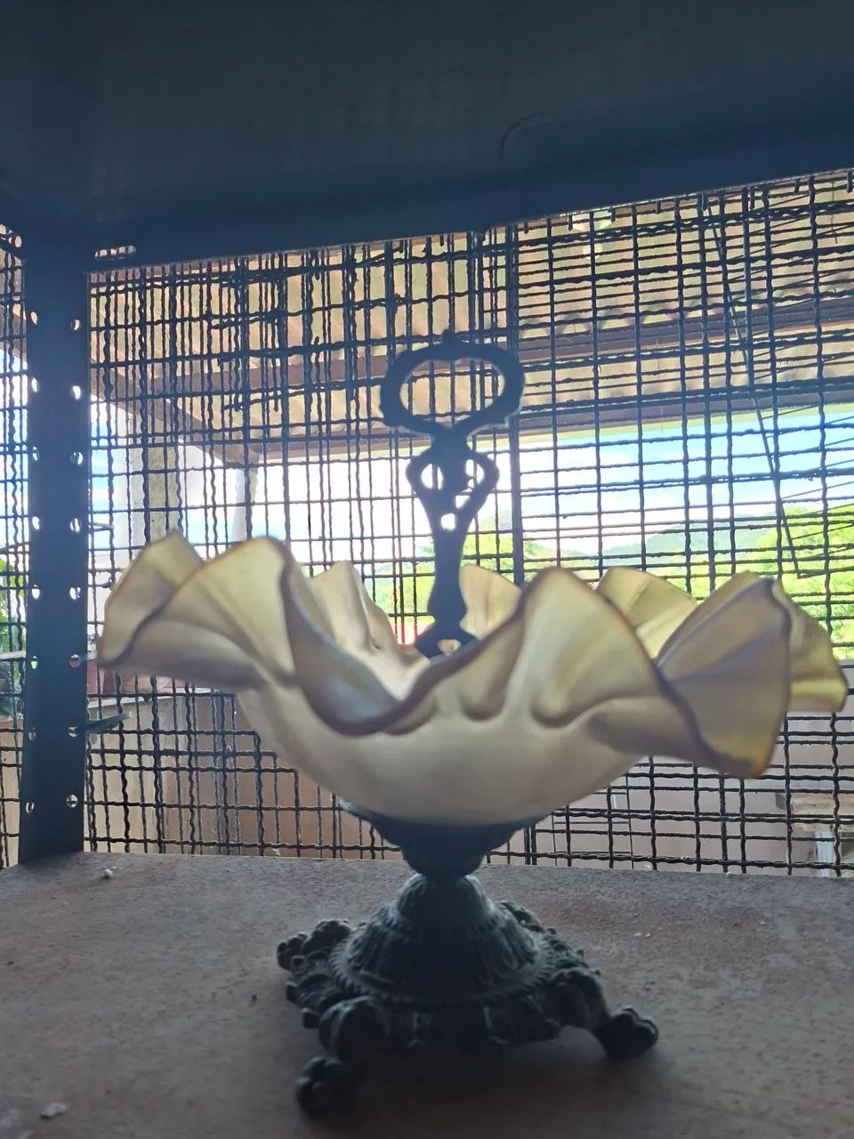 Fruteira Antiga em Vidro Artístico com Base em Metal - Peça Decorativa Vintage - Foto 4