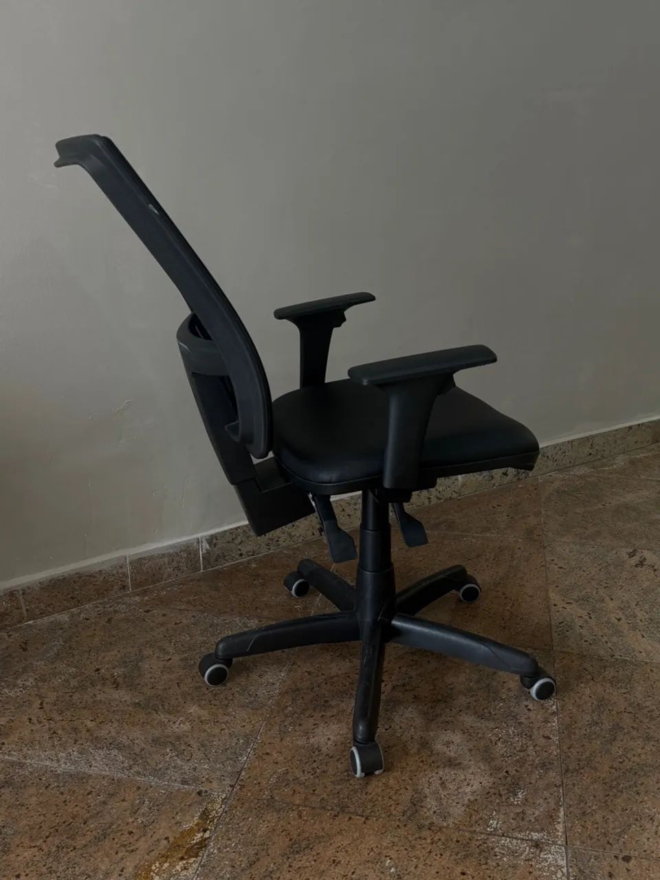 Cadeira de Escritório Ergonômica com Rodas - Foto 4