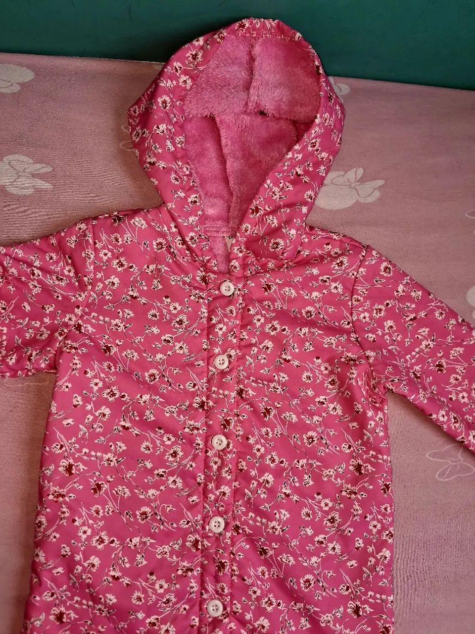 Casaco infantil Rosa com flores Peluciado Semi Novo Tamanho 6 anos  - Foto 3