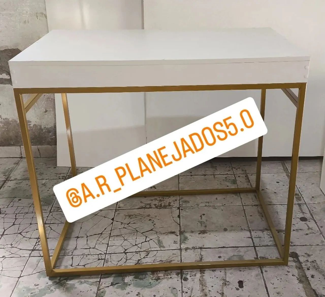 Mesa de Apoio Dourada com Tampo Branco