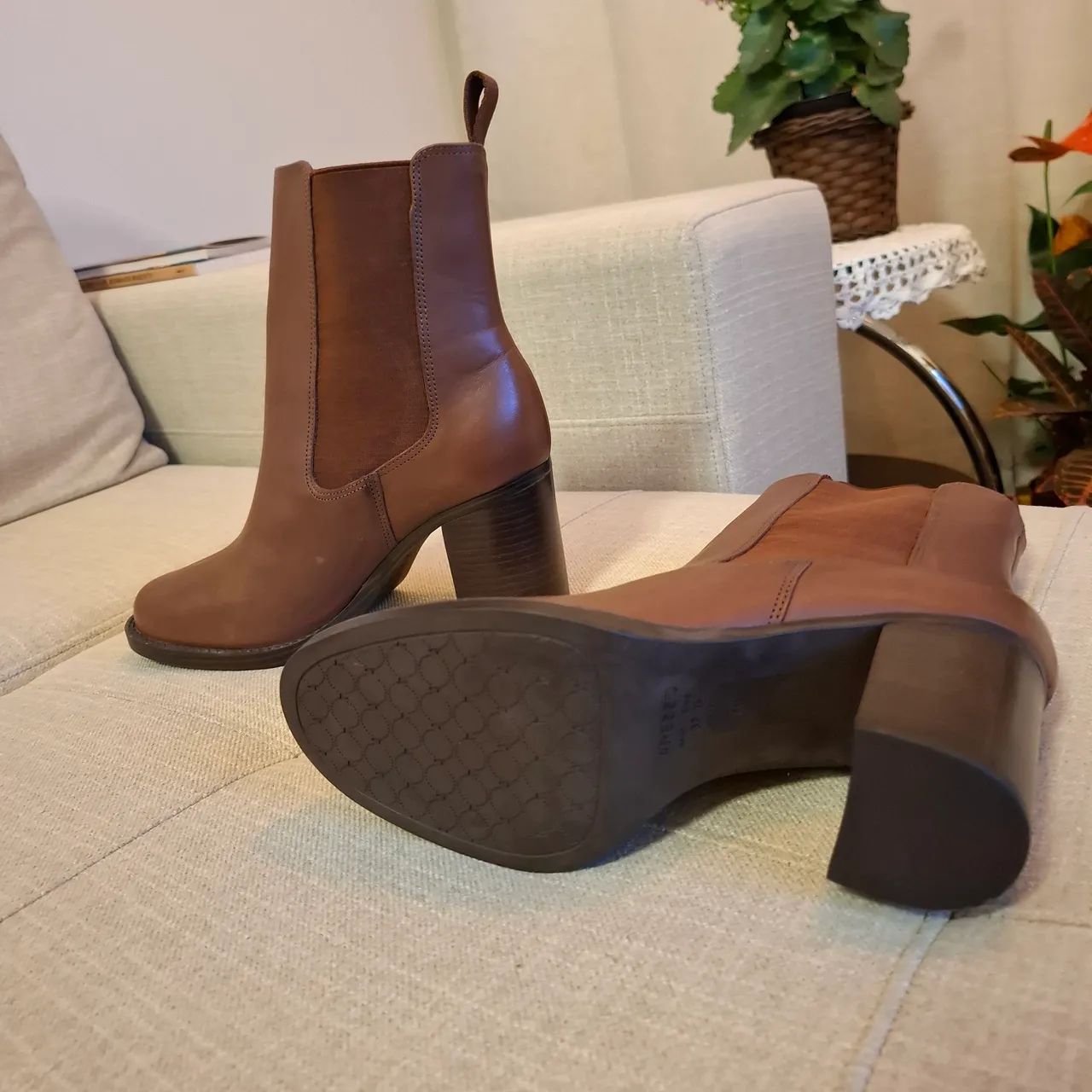 Bota de Couro Marrom - Elegância em Cada Passo - Foto 5