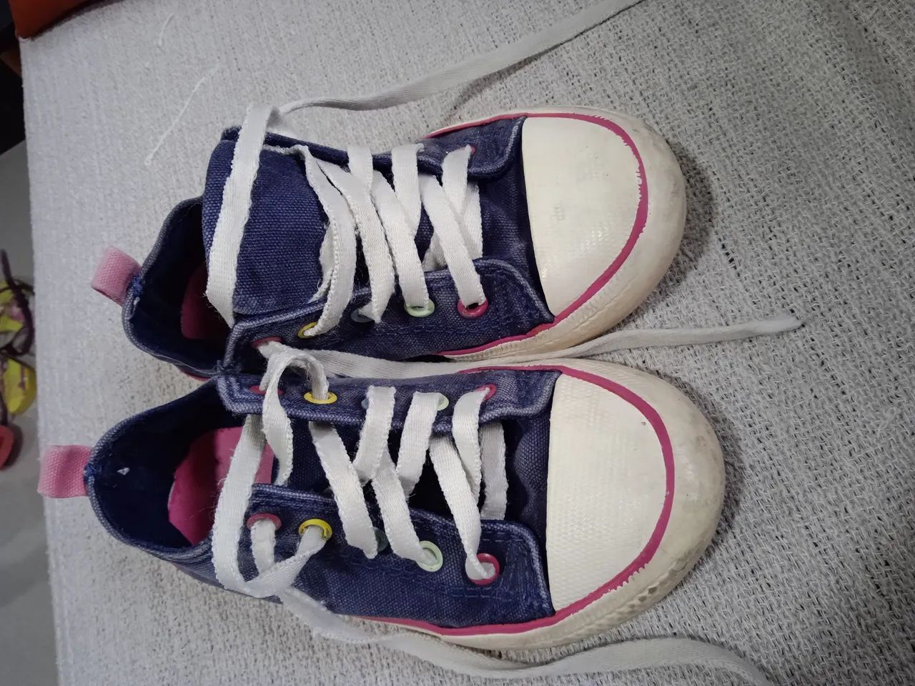 Tênis Converse Azul com Detalhes Coloridos - Foto 2