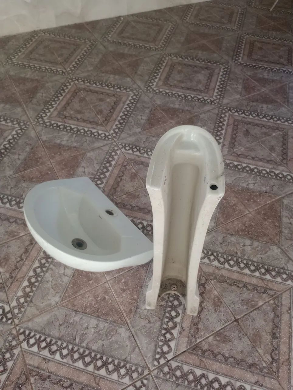 Bathroom Basin with Mari Gardenia White Column, Semi-new