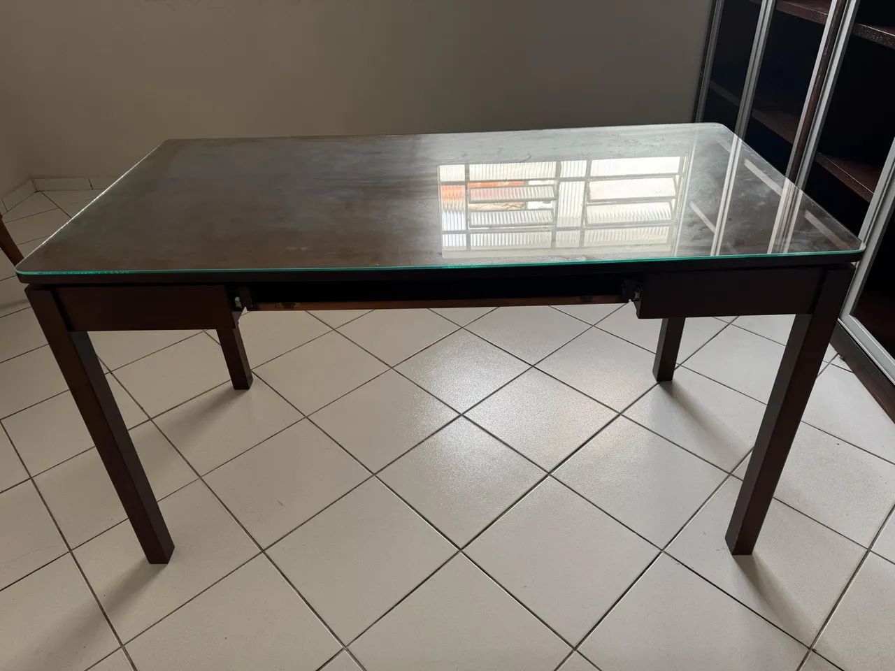 Mesa de escritório com tampo de vidro
