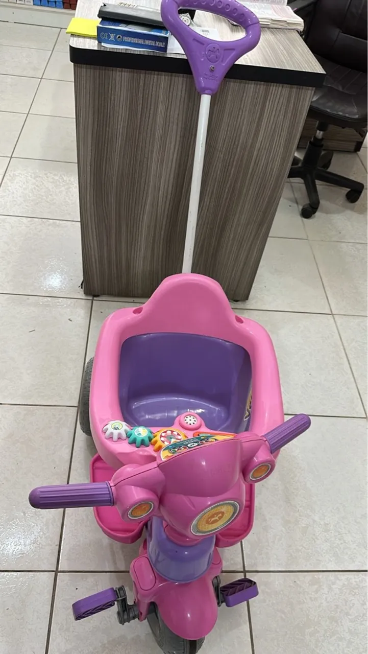 Triciclo infantil rosa com empurrador