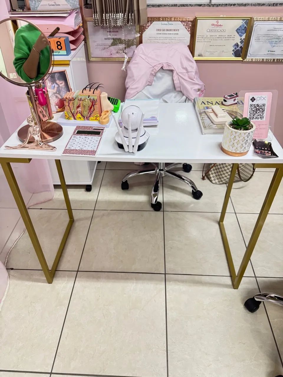 Mesa de escritório com detalhes dourados