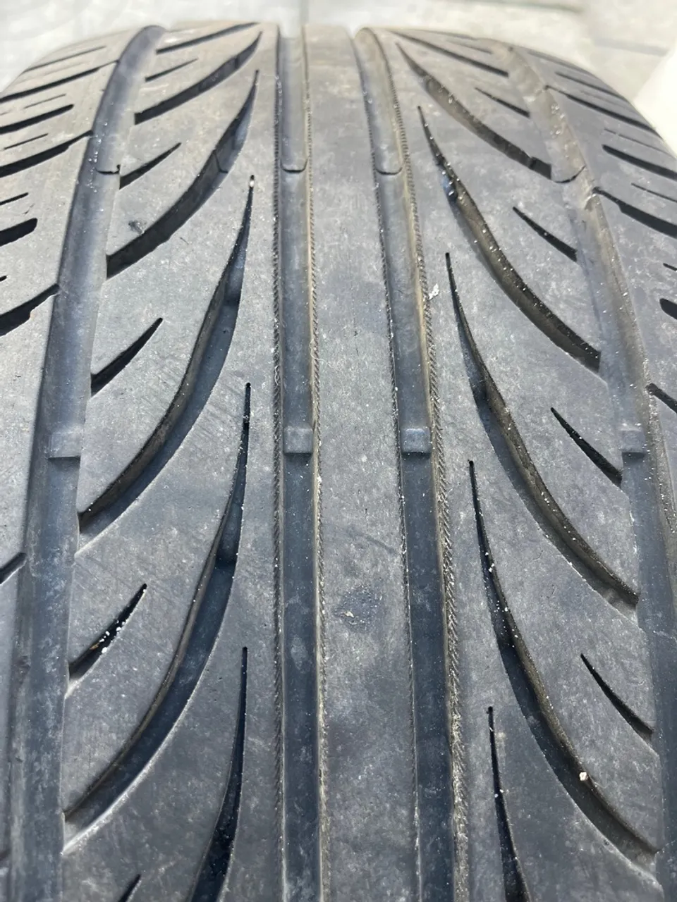 Par de Pneus Usados Novos 255 45 aro ZR 18 88 W Briland - Ótima Aderência e Durabilidade