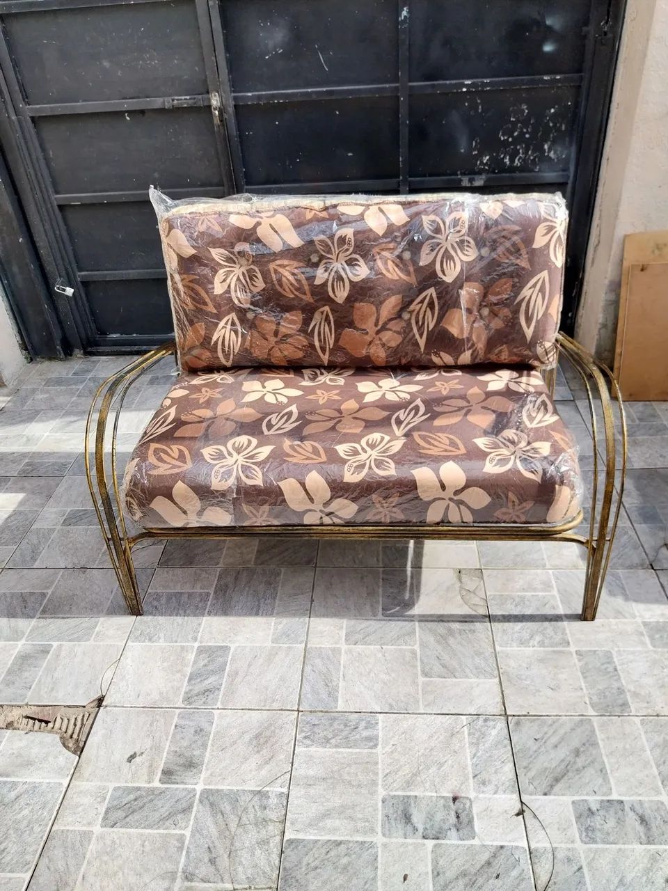 Sofá de Ferro Dourado - Foto 2