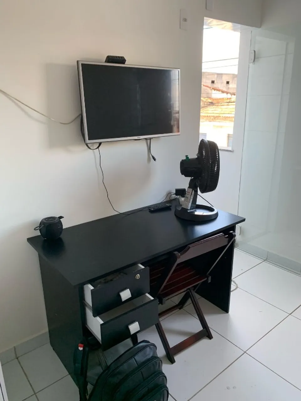 Escrivaninha preta com 2 gavetas - Prática e moderna