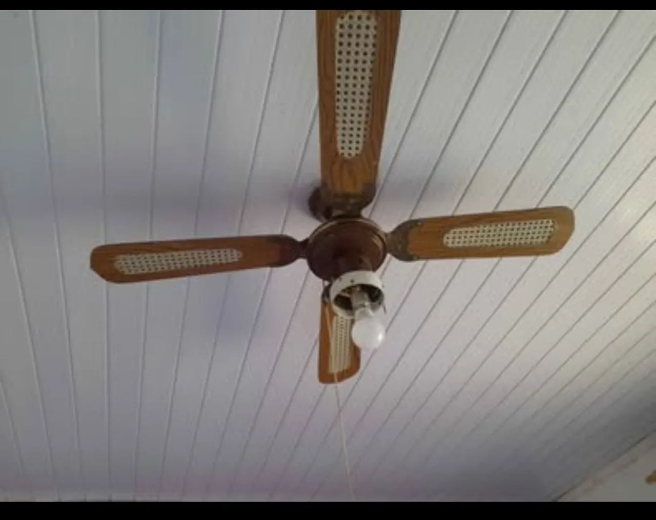 Ventilador de Teto Clássico - Design Vintage