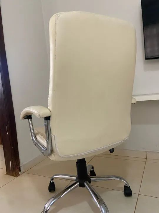 Cadeira de Escritório Giratória - Couro - Foto 2