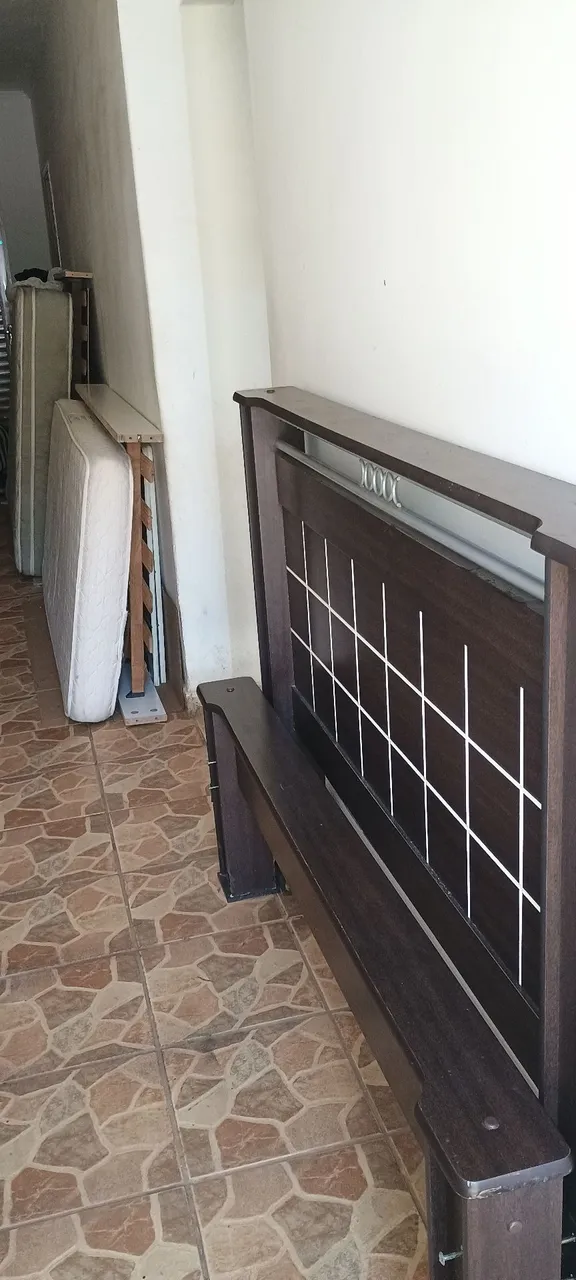 Cama de Casal com Cabeceira de Madeira