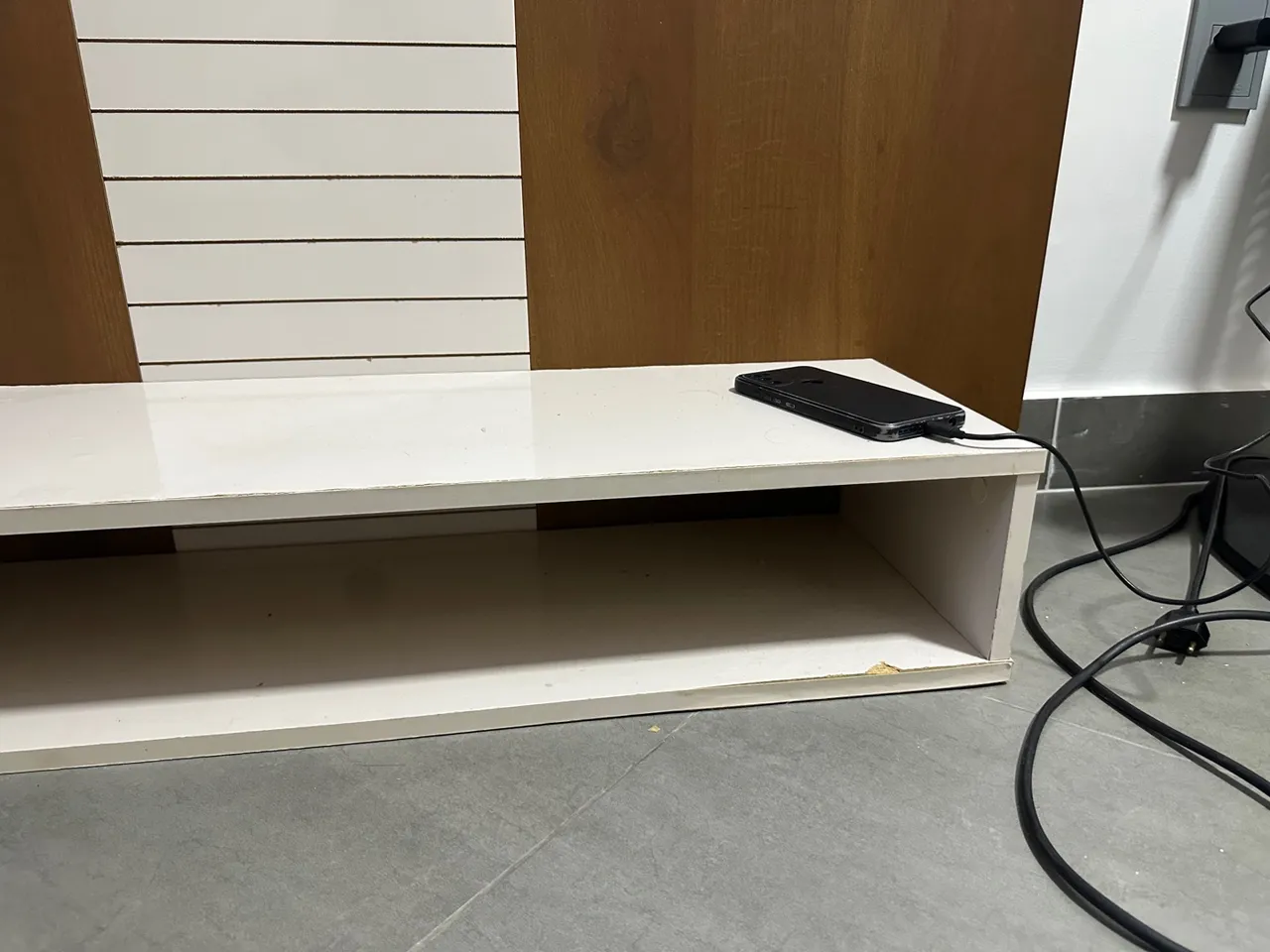 Painel para TV Branco com Prateleira