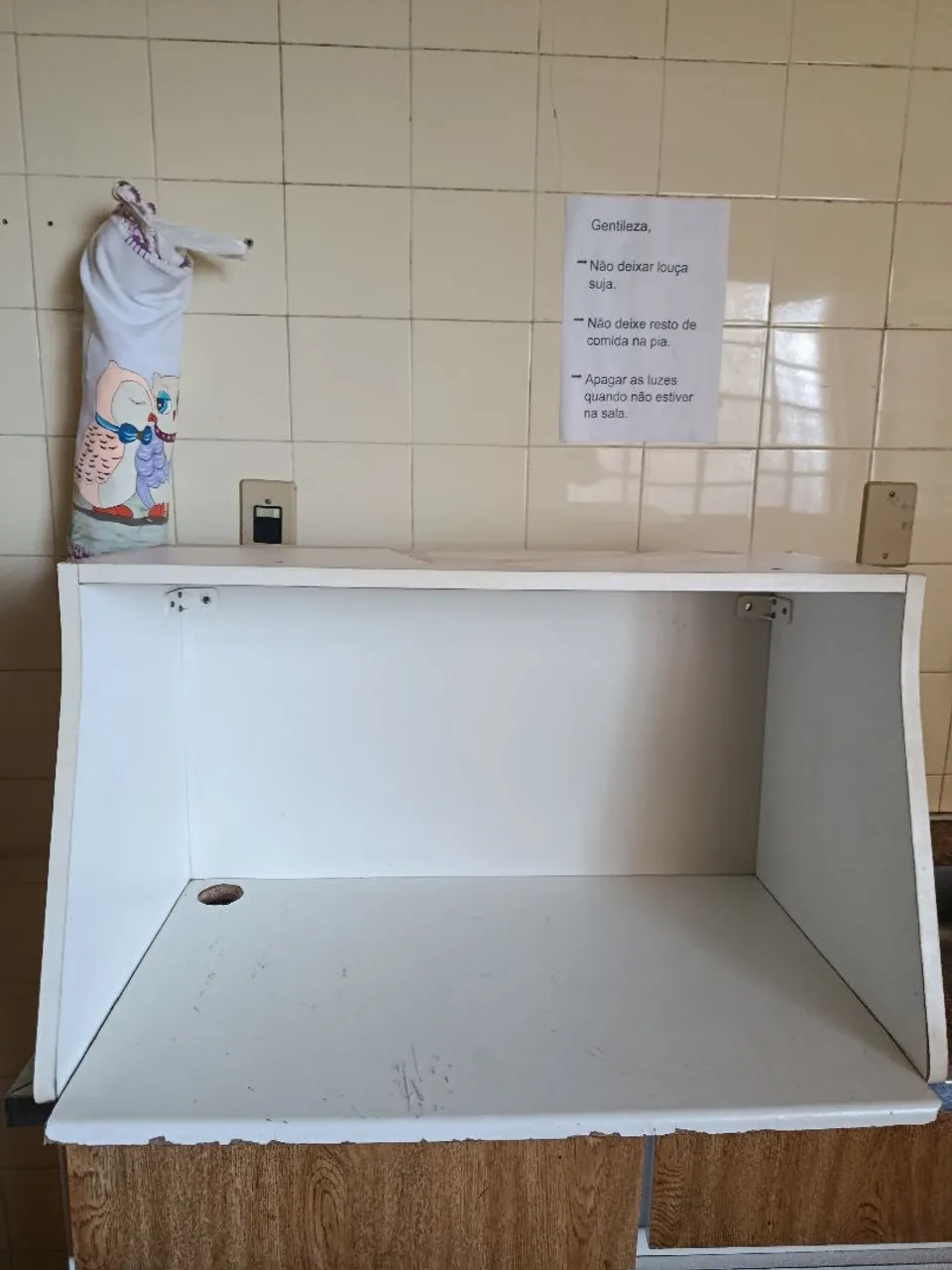 Armário de cozinha com instruções gentis