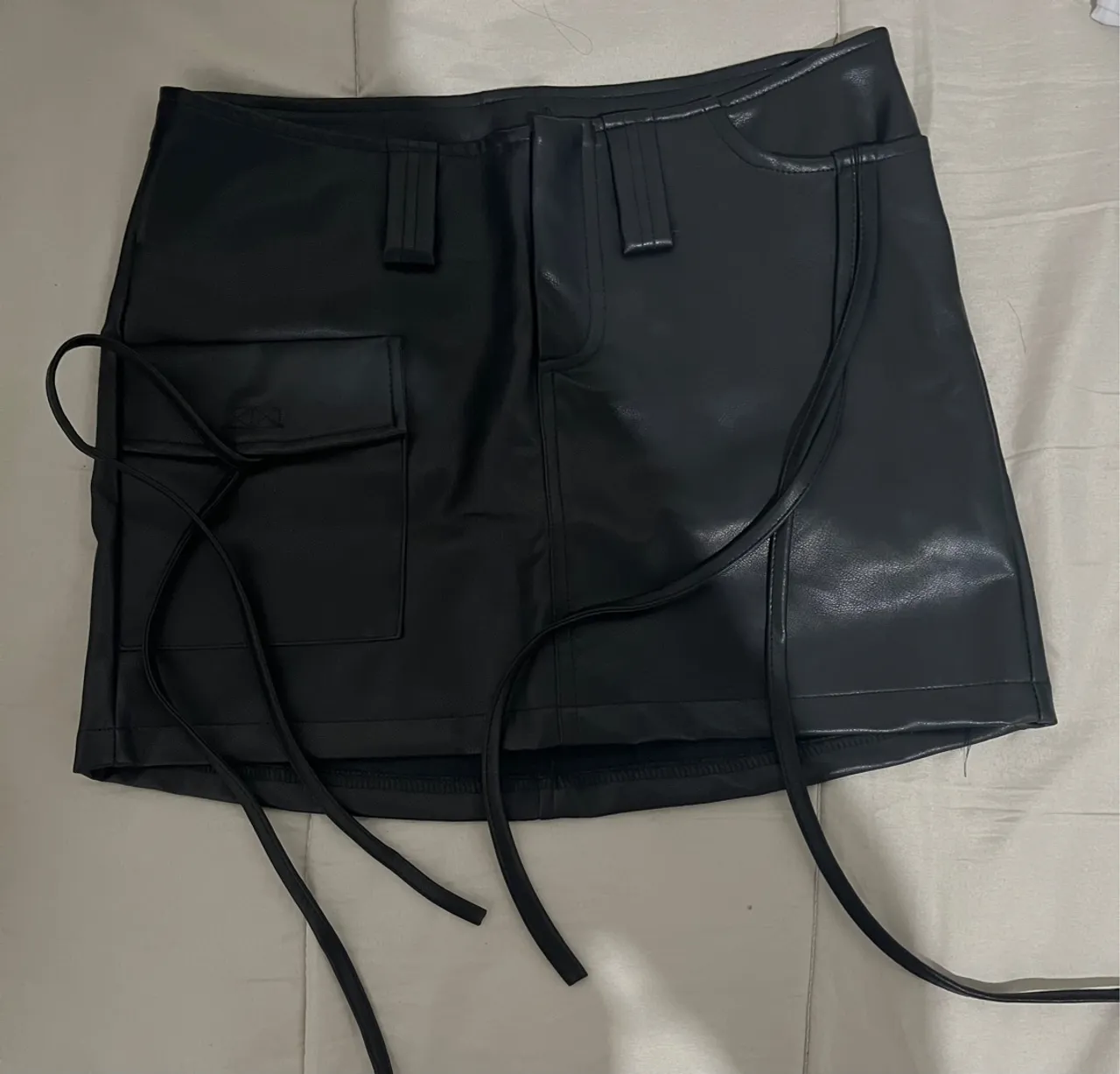Saia de Couro Feminina com Detalhes