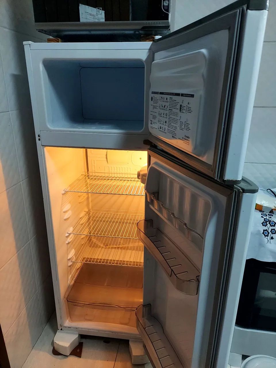 Refrigerador Esmaltec Dúplex Branco 276l RCD 34  - Foto 3