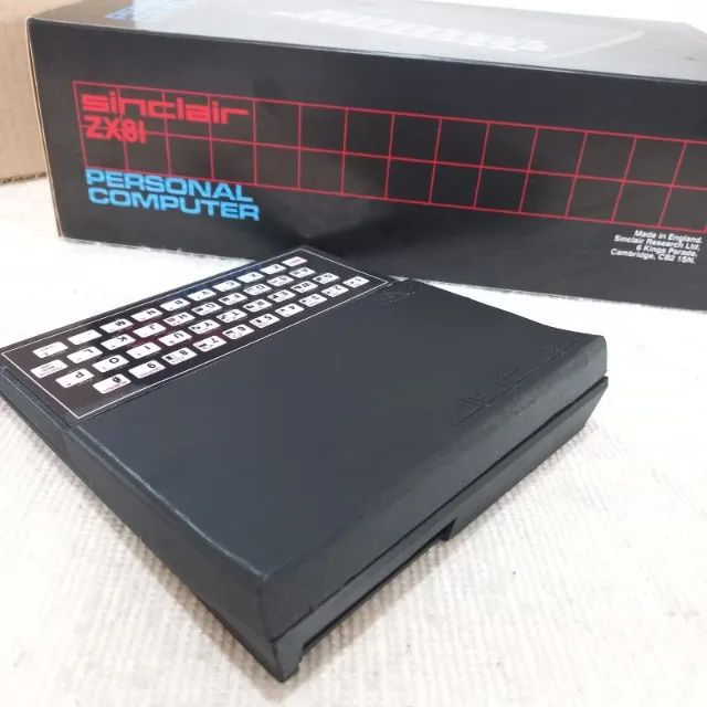 Singular Sinclair ZX 81 com Caixa e Berço - Computadores e