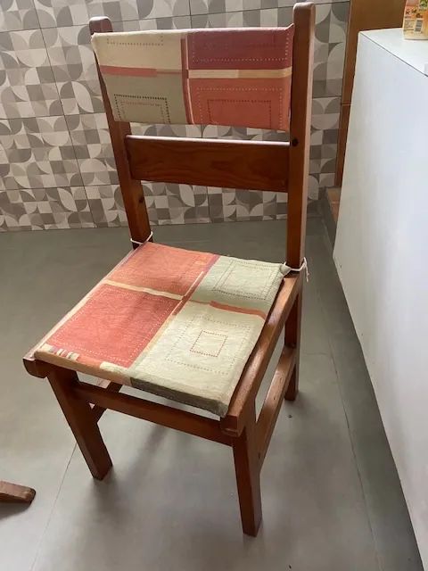 Mesa+4 cadeiras de madeira - oportunidade! - Foto 5