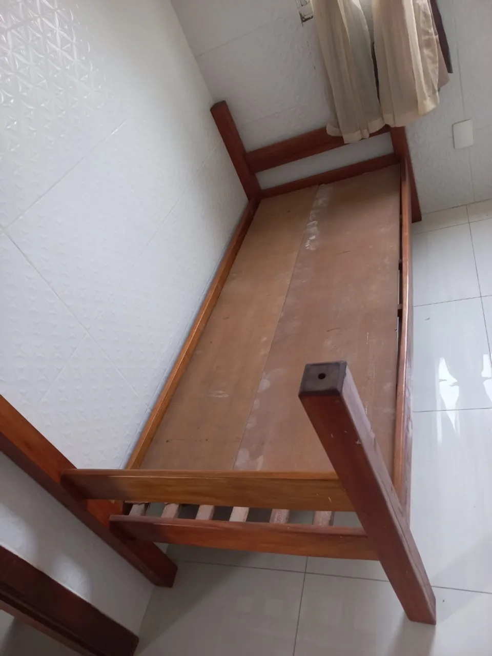 Cama de madeira solteiro