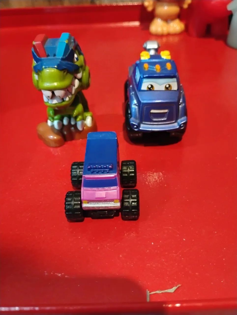 Kit de brinquedos infantis Hasbro - Dinossauro e carrinhos - Foto 2