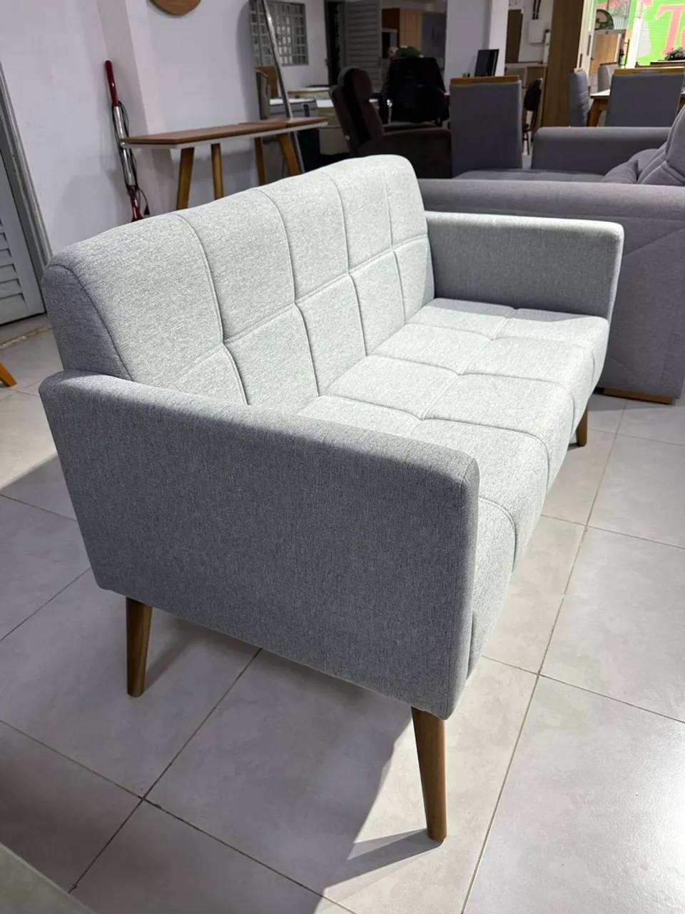 Sofá Cinza Moderno - Conforto e Estilo
