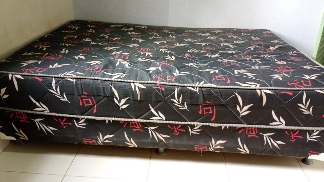 Cama box bem macia em estado de nova 