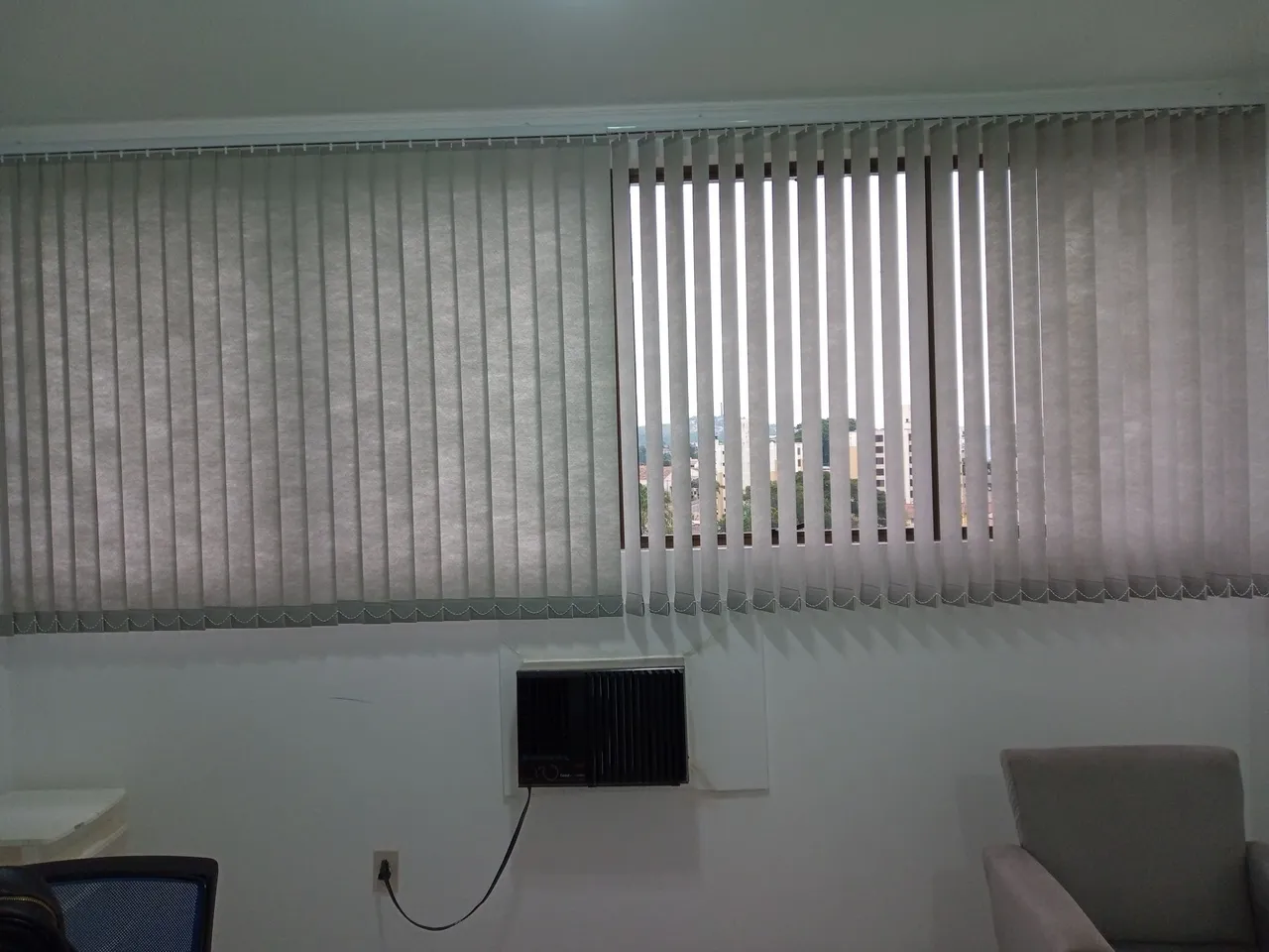 Persianas Verticais Cinza Claro - Decoração e Conforto