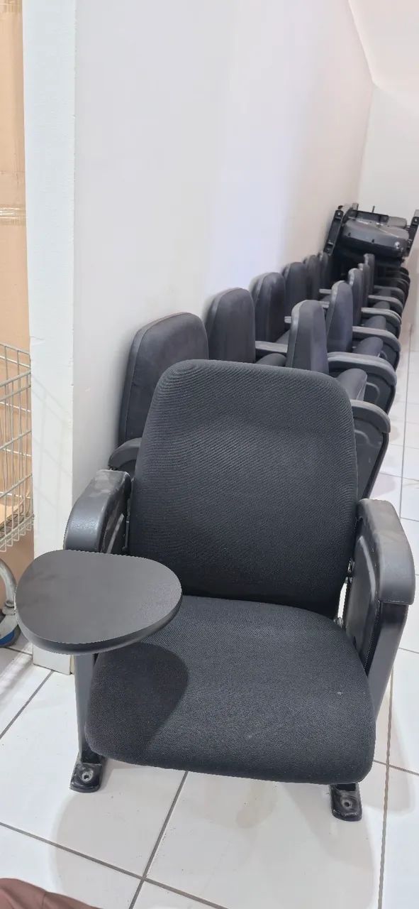 Poltrona Preta Individual Com Braços e Prancheta Confortável Cinema Sala Tv Estar Usada - Foto 5