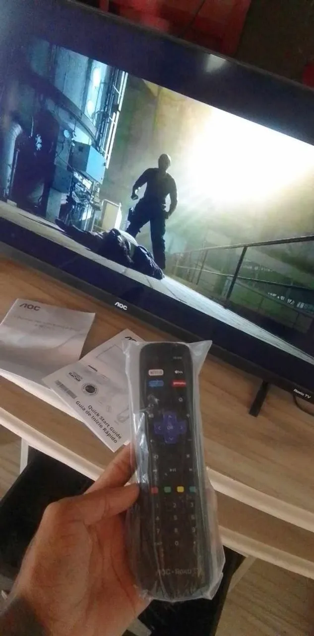 TV AOC com controle remoto incluso