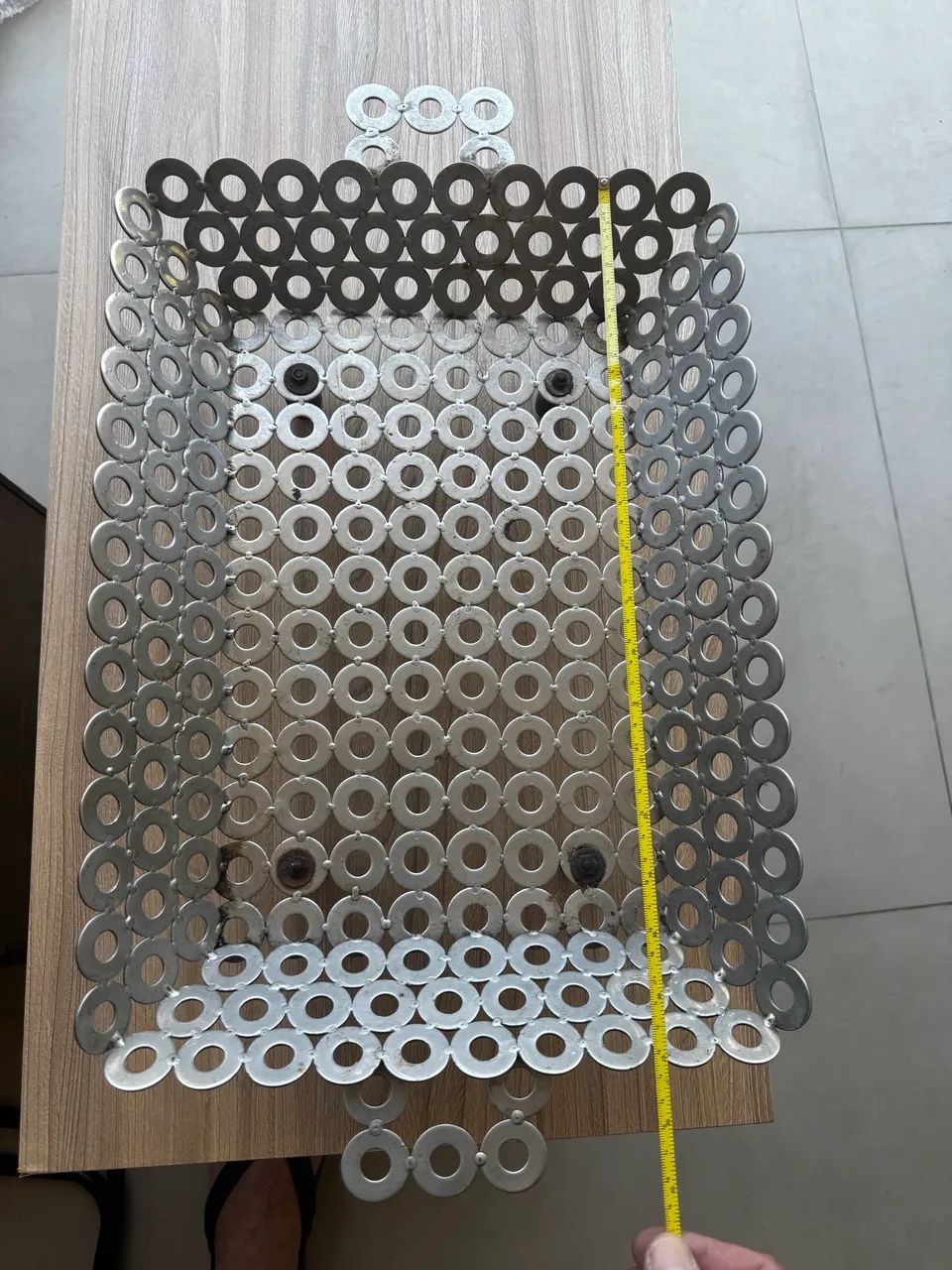 Bandeja Artesanal em Arruelas Soldadas - Peça Única, Feita à Mão - Foto 2