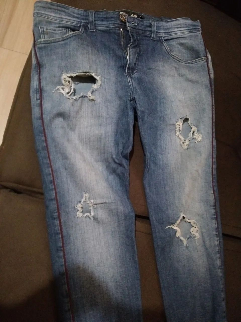 Calça Jeans Destroyed com Detalhe Lateral - Foto 2