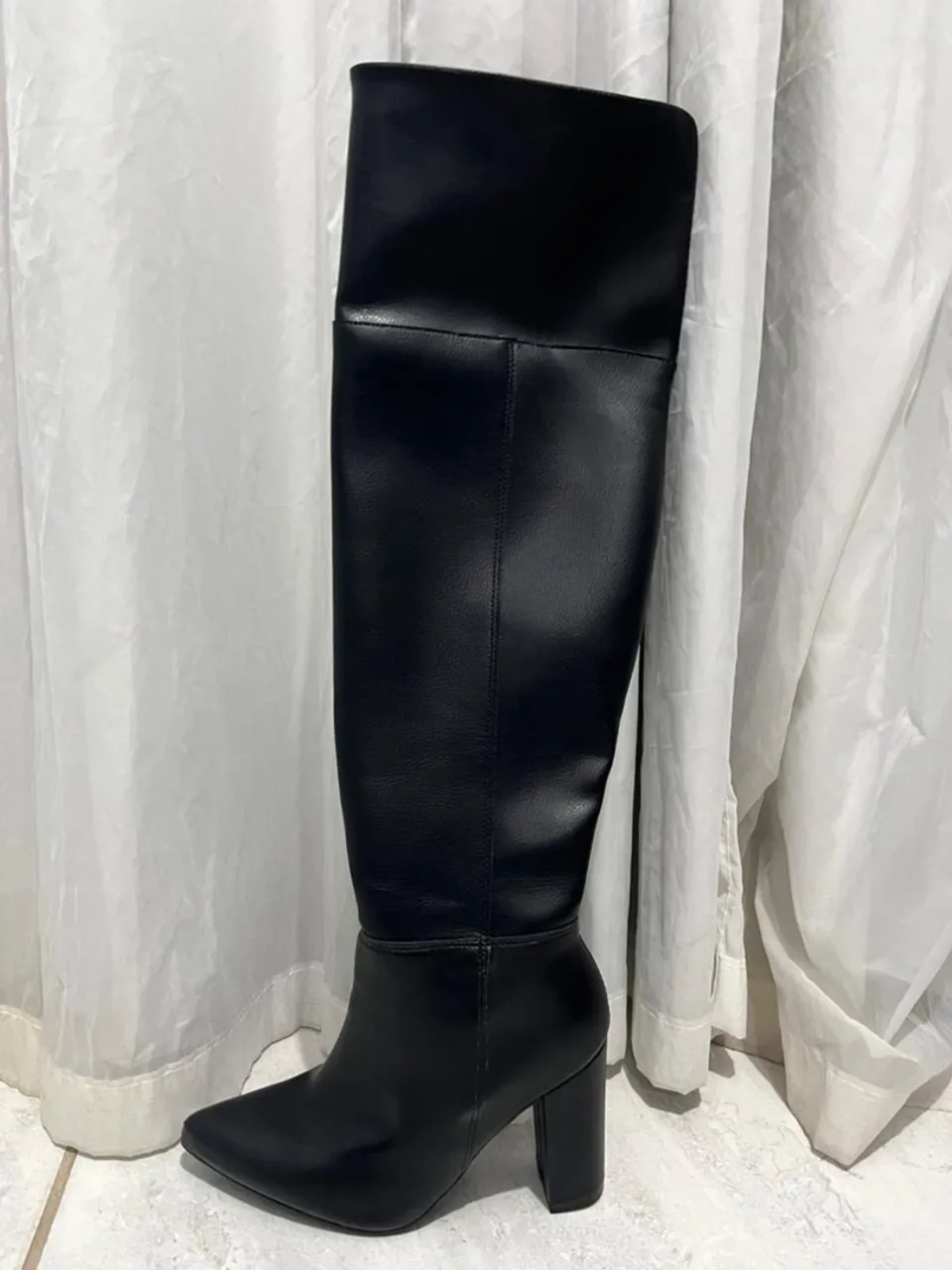 Bota Over Knee Preta Clássica - Elegância e Estilo
