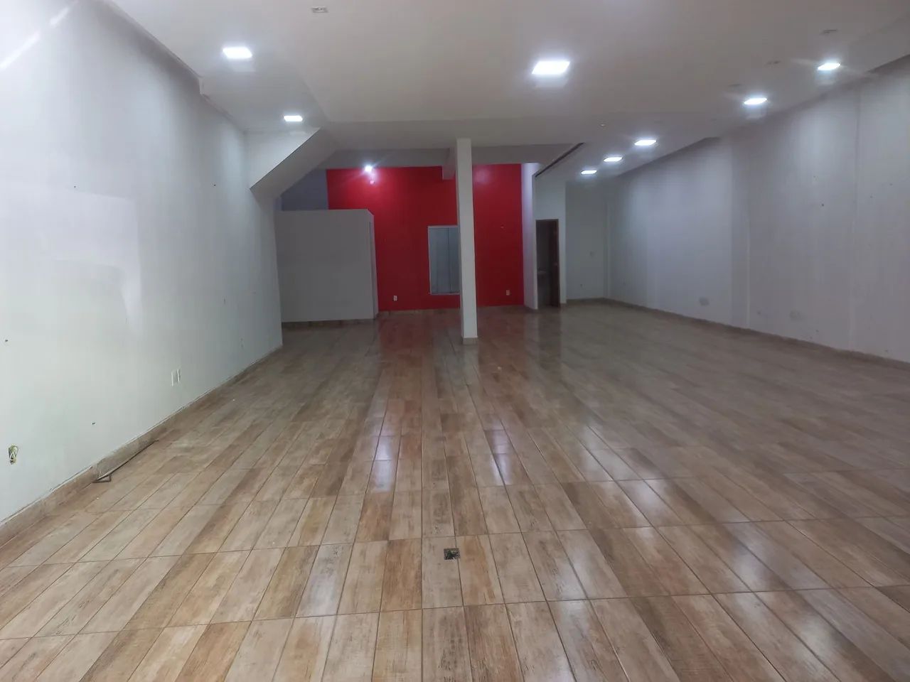LOJÃO NA PRINCIPAL da QS 4, CONJ 1, MEDINDO 8.5X18.5m, pe direto 3.40m FONE 61 9. *  - Foto 5