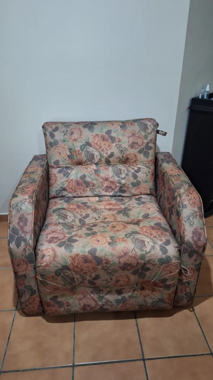 Cama King de madeira antiga - Estilo Luiz XV e uma poltrona.