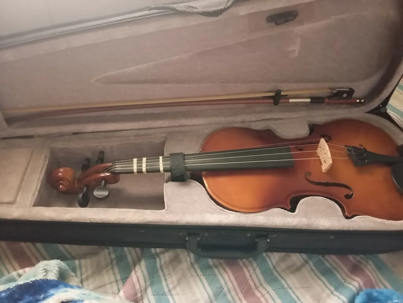 Violino em perfeito estado com arco e estojo