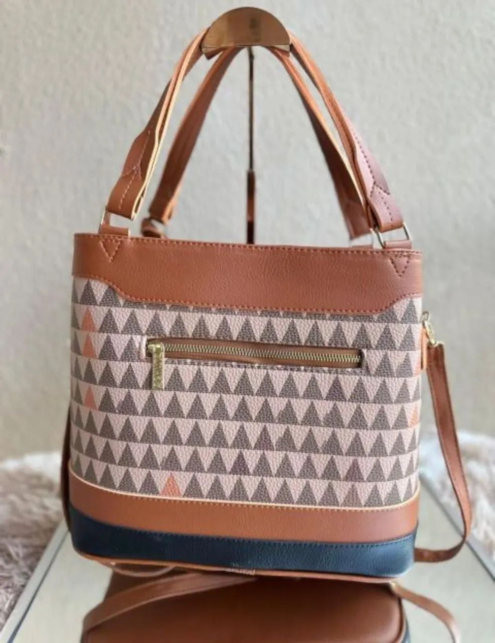 Bolsa Schutz triangle estampada com alça de ombro e mão - Foto 4