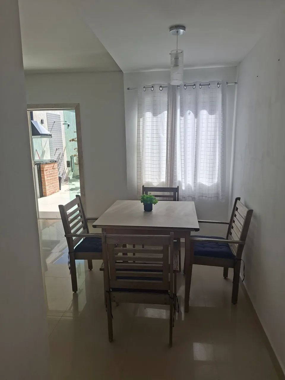 Mesa de madeira maciça 4 lugares 