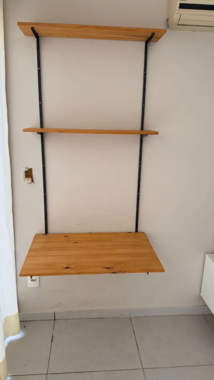 Vendo escrivaninha de madeira retrátil  - Foto 3