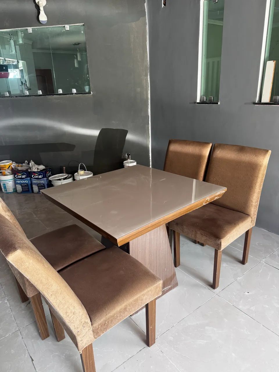 Vendo mesa 4 lugares e 4 cadeiras 