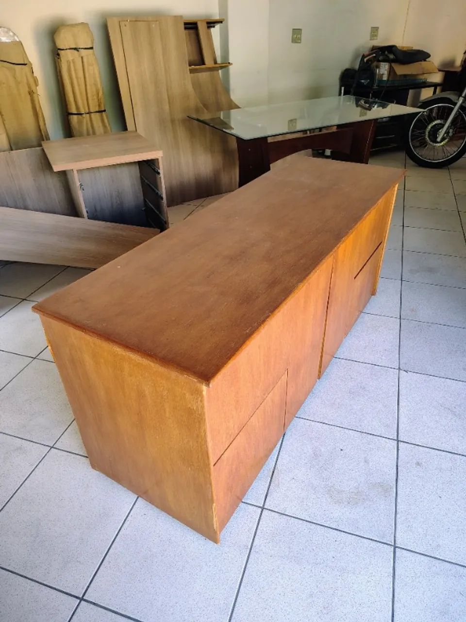 Mesa Executiva em Madeira com 4 Gavetas e Armário - Foto 2
