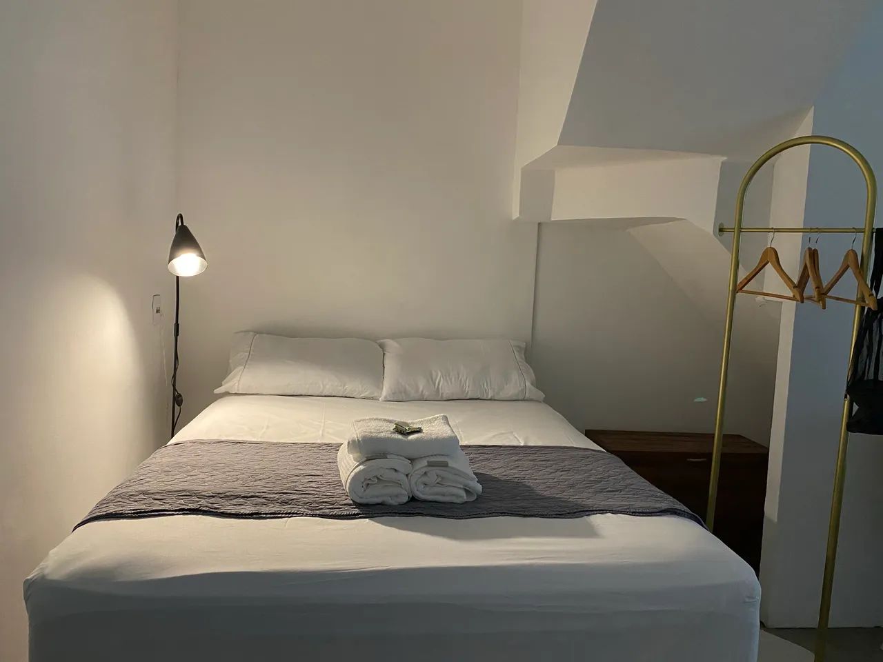 100m da praia - TEMPORADA - Studio COMPLETO com cozinha 